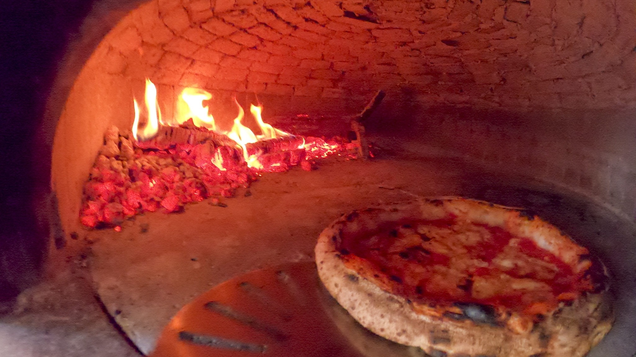 Pizza napoletana: il Comune di Napoli candida la tradizione artigiana UNESCO